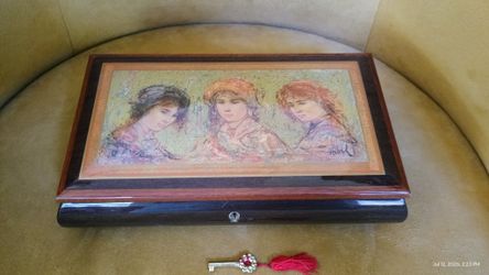 Vintage Music Box Jewelry Box with key made in Italy. Music Torna a Sorriento. This music box features artwork by American artist Edna Hibel (1917–20