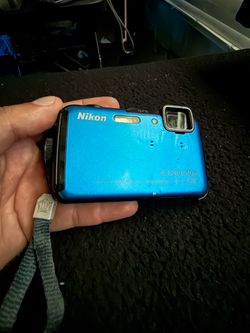 Silver portable minidisc recorder is a Sony Net MD Walkman MZ-NF810. Device has TV/WEATHER/FM/AM radio functions. It has G-Protection Type-S. Unit has