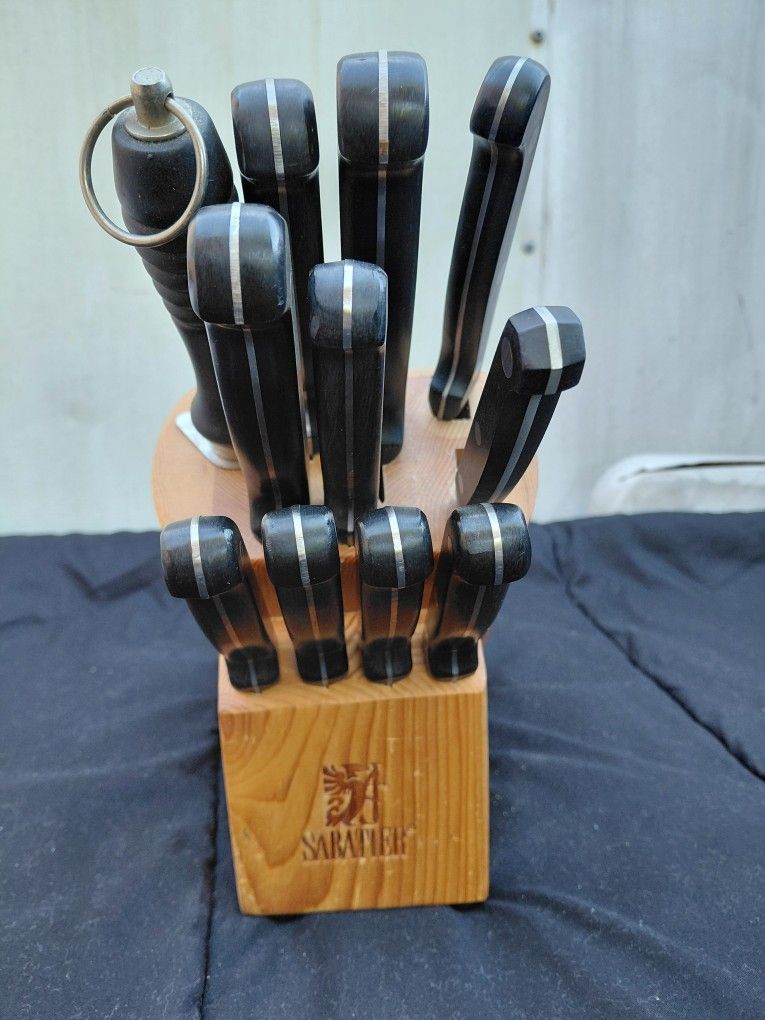 KNIFE BLOCK SET- 2 NOT MATCHING‼️