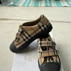 Burberry Shoes For Kids Size 1.5 US/33 Euro ( AS IS)