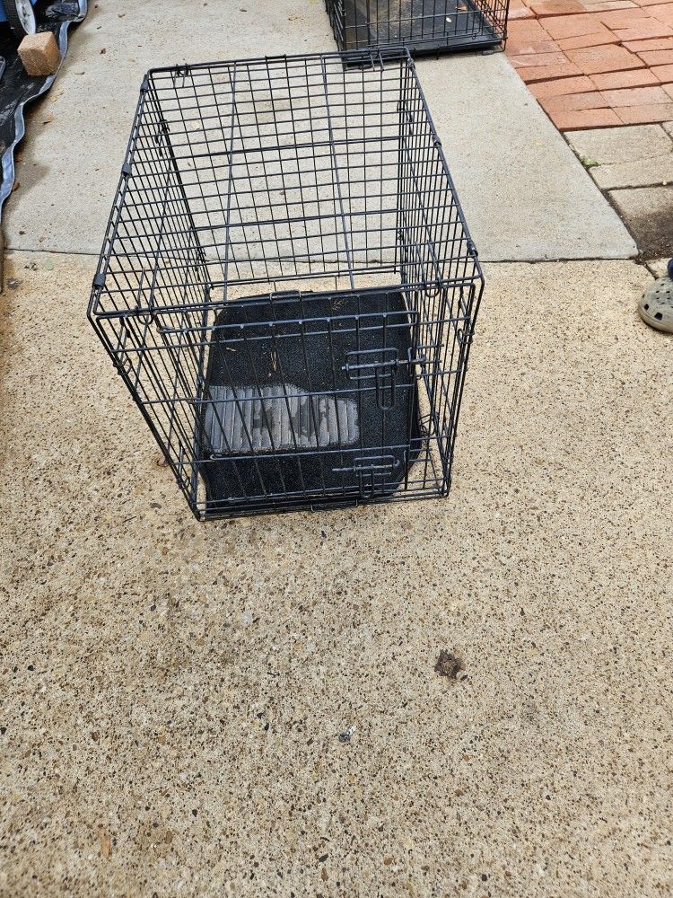 Medium cage 24 x 18 on top/ arriba by 20 in high/ altura 