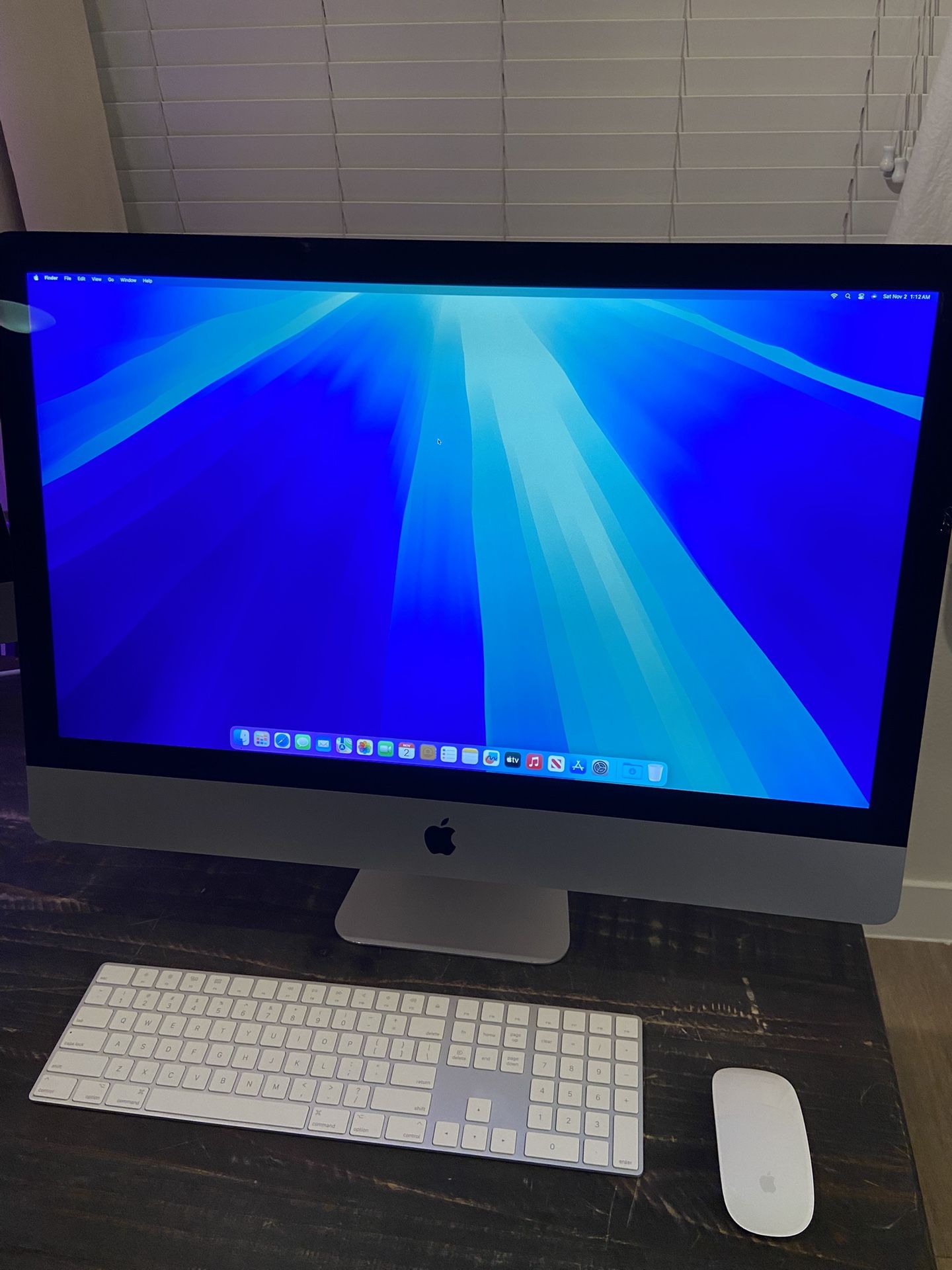 2020 Apple iMac 27-inch 5K Retina display 3.6ghz 10-core i9 Intel 16gb Ram 500gb Hard Drive. Little Chip On Outside. Wireless Keyboard And Mouse.