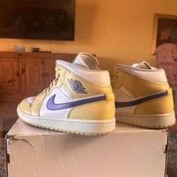 WMNS AIR JORDAN 1 MID