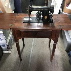 Antique Singer sewing machine 1947