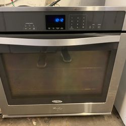 Stainless Wall Oven Works Perfectly  Xcellnt . Warehouse pricing.   Warranty  . Delivery Available . 2522 Market st. 33901