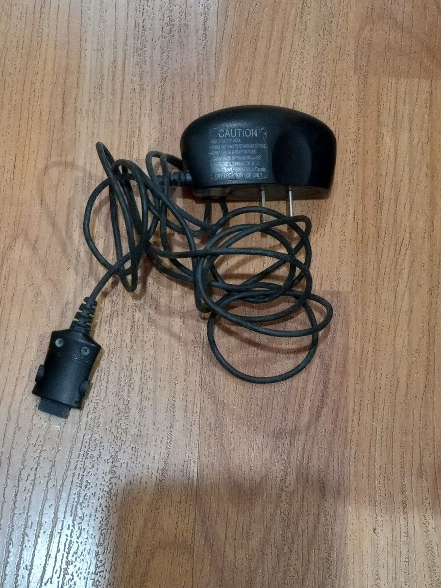 Old Style Samsung Cell Phone Charger Samsung Travel Adapter TAD137JBE - 6 Volt - 0.7 Amp - Cell Phone Charger