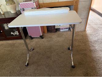 Manicure table
