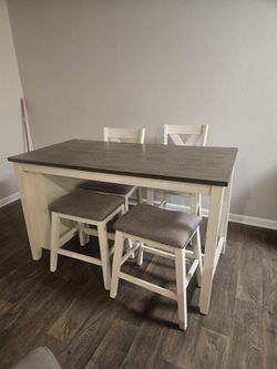 Table bar height with 2 stools and 2 chairs