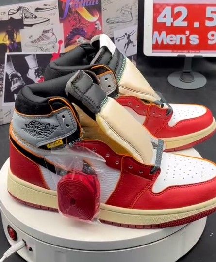 Fashionable mid-top basketball shoes