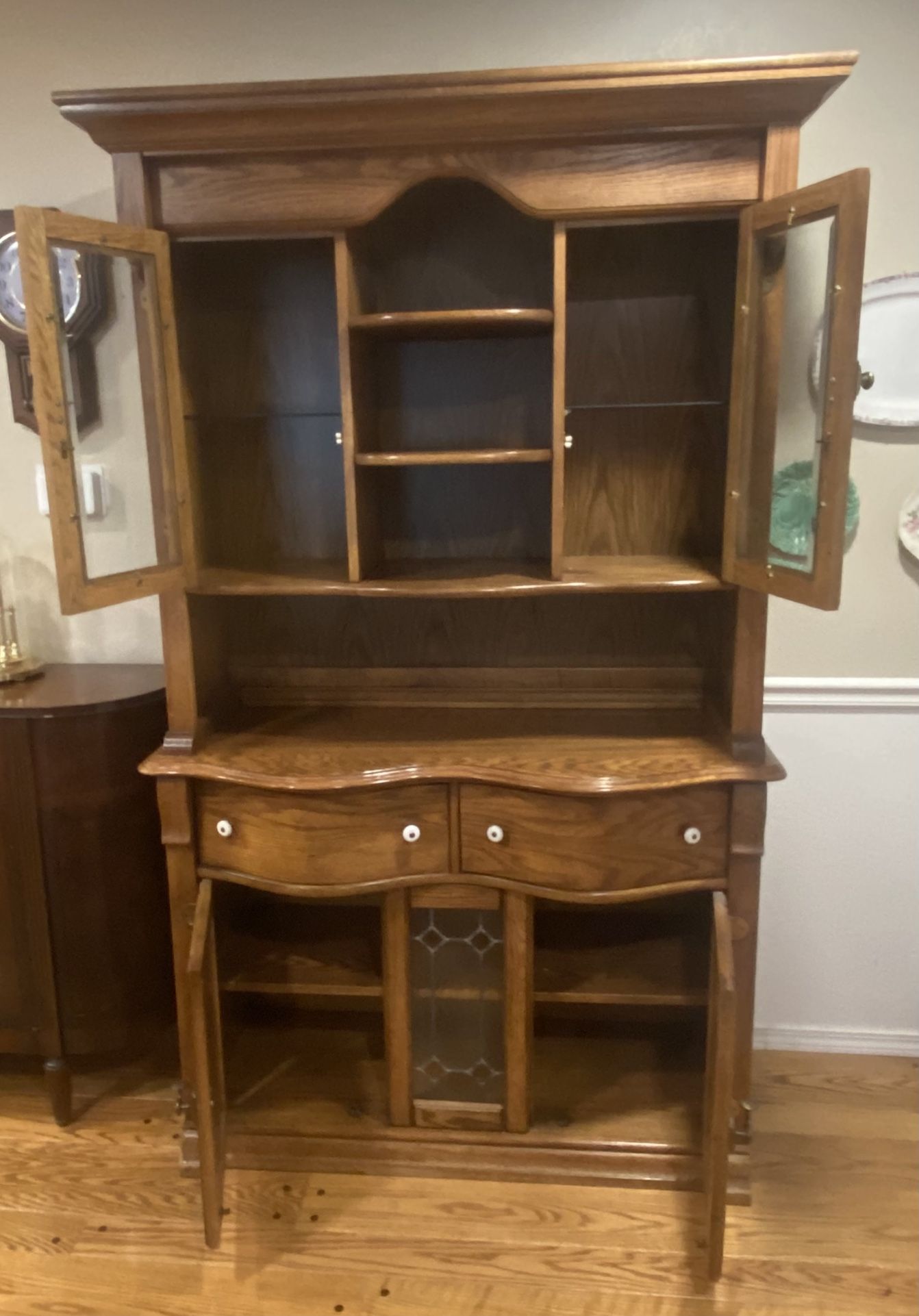 Vintage Pulaski Furniture “Keepsake” Honey Oak Lighted China/Hutch