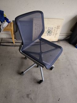 Mesh Office Chair with Rolling Base