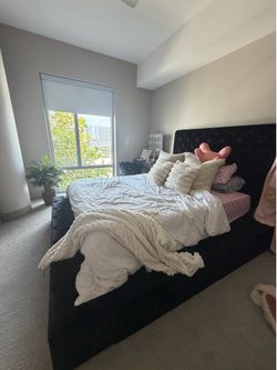 LARGE QUEEN TUFTED BLACK VELVET BED