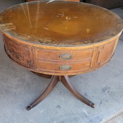Antique Round Table With Drawer. 