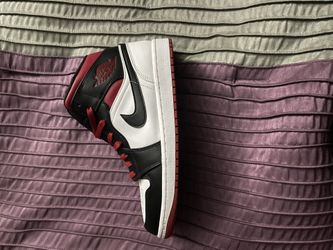 Jordan 1 Mid Gym Red Black Toe