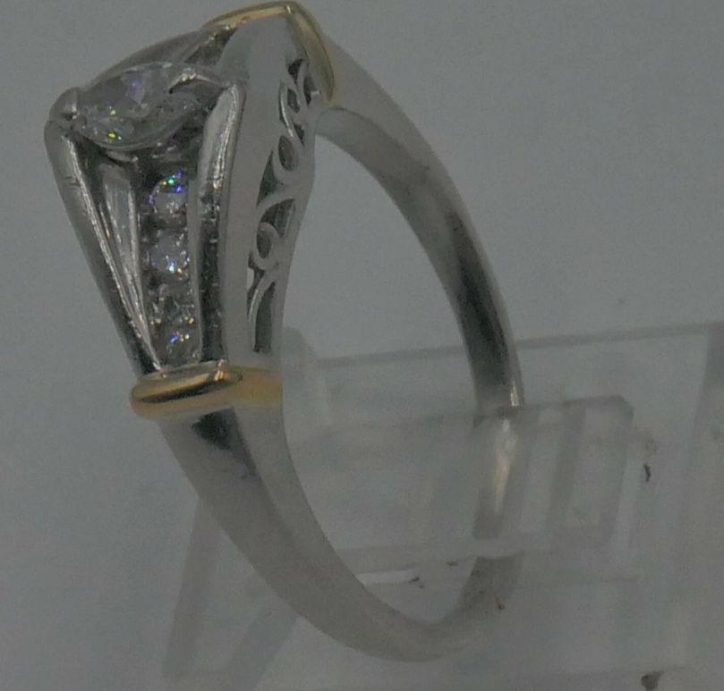 PLATINUM ENGAGEMENT RING 9.4GR WITH YELLOW GOLD AND DIAMONDS 0.50PTS (1 MARQUISE DIAMOND 0.20PTS 9 ROUND DIAMONDS 0.30PTS). SIZE 9.5. PRE OWNED. GOOD