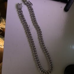 iced out cuban link chain(NOT REAL)