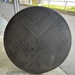 New Classic Furniture Table And Chair Dining Set In Good Condition