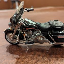 Harley Davidson Motorcycle 1:18 Scale Maisto Diecast Collectible