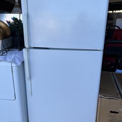 $250 GE White Refrigerator With Ice Maker In Good Condition 