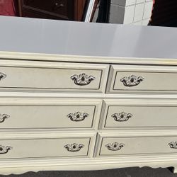 Bassett Vintage French Provincial six-drawer dresser off white/creamy L50”*D18”*H32”(address in description) 👇delivery 🚚 available within 15 miles w