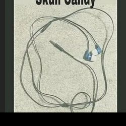 Skull Candy Wired Earbuds w/ Microphone . Condition is Used