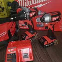 Milwaukee  M18 18V Lithium-Ion Brushless Cordless Hammer Drill/Impact Combo Kit (2-Tool) with 2 Batteries, Charger and Bag  