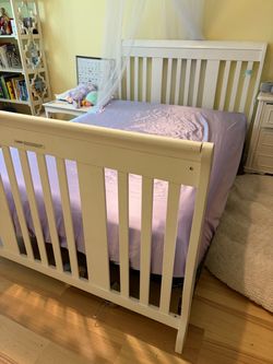 Full Size Bed w/Mattress & Sheets