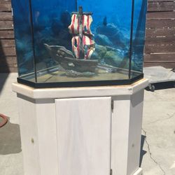 60 GALLON GLASS CORNOR FISH TANK 