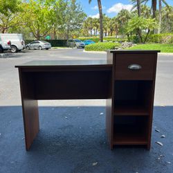DESK TABLE IN EXCELLENT CONDITION - Delivery Available