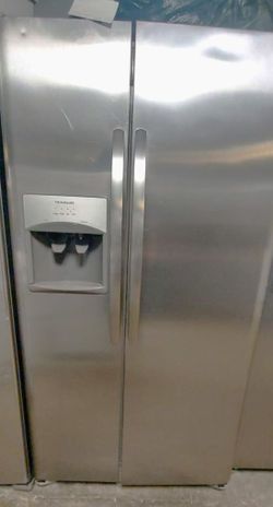 New Frigidaire 26 Cu Ft Side by Side Fridge