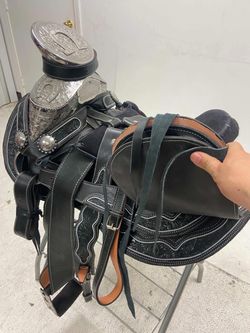 Montura charra de cuero cincelada a mano con fuste plateado