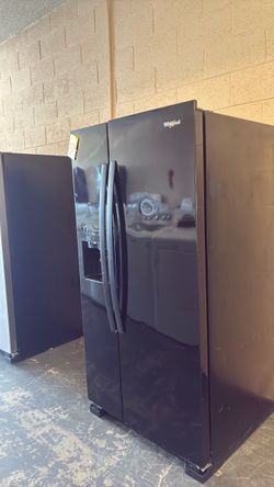 Nice like new Whirlpool side by side refrigerator
