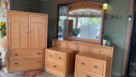 Gorgeous Stanley solid wood Dresser set