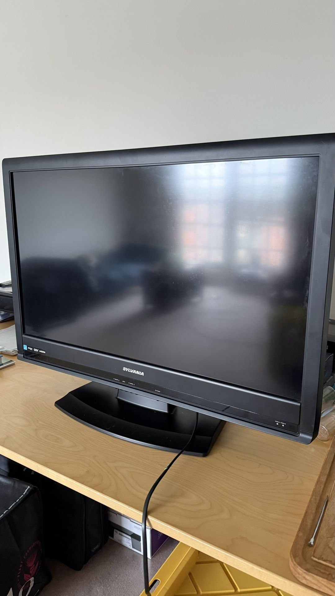 32 INCH SYLVANIA LCD TV
