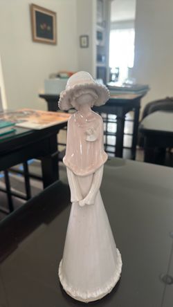 Vintage ceramic figurine.