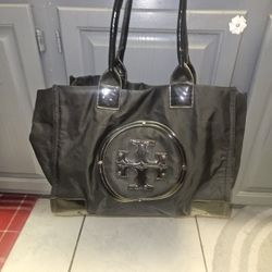 TOMMY HILFIGER BAG. LARGE 30IN WIDE