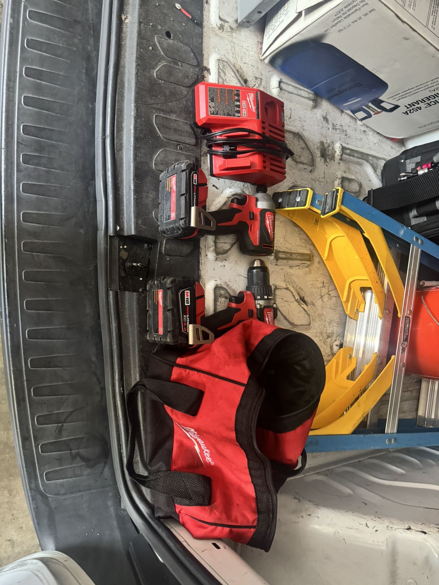 Milawaukee Drill Set