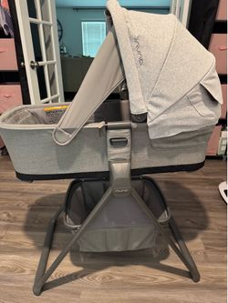 Nuna bassinet & stand