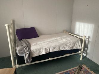 Twin day bed. complete set