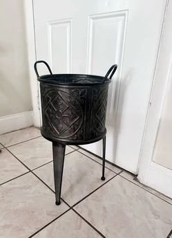 Decorative metal plant stand with legs