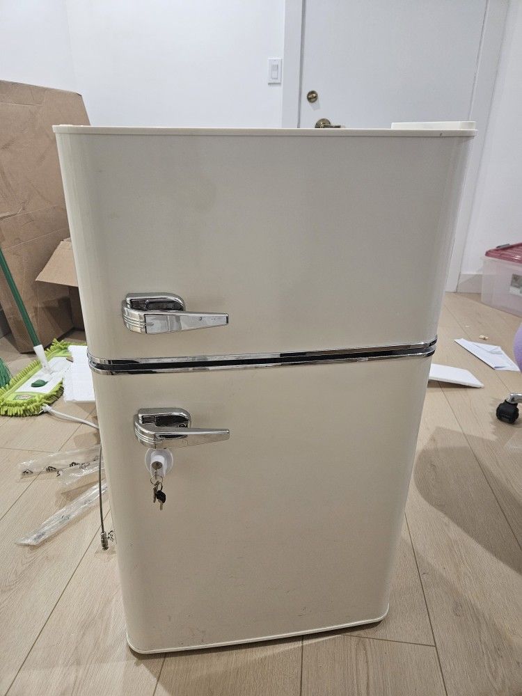Insignia Refrigerator