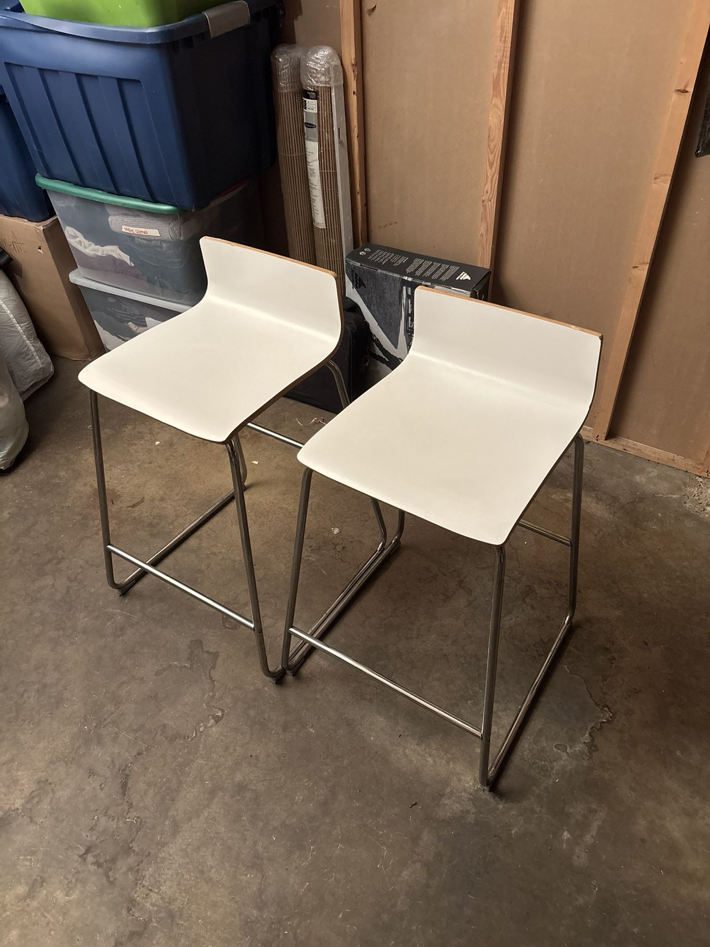 2 Bar Stools / High Chairs