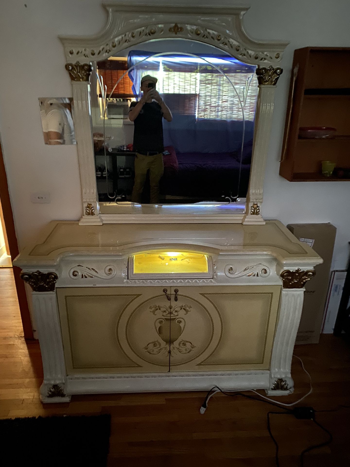 Beauty Stand, Desk, Shelve, Vanity