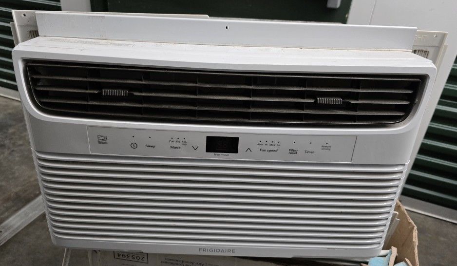 FRIGIDAIRE 8000 BTU AIR CONDITIONER.