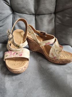 Size 8 Floral Wedges