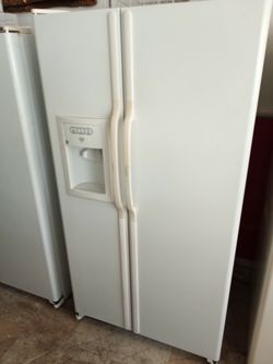 GE Side by Side Refrigerator White excellent . Warranty . Delivery available . 2203 Fowler st. Ft. Myers 33901