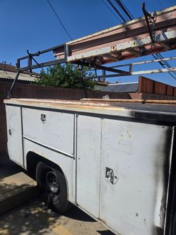 Utility service box 300