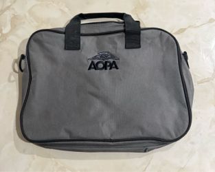 Esta es una bolsa de vuelo con el logotipo bordado