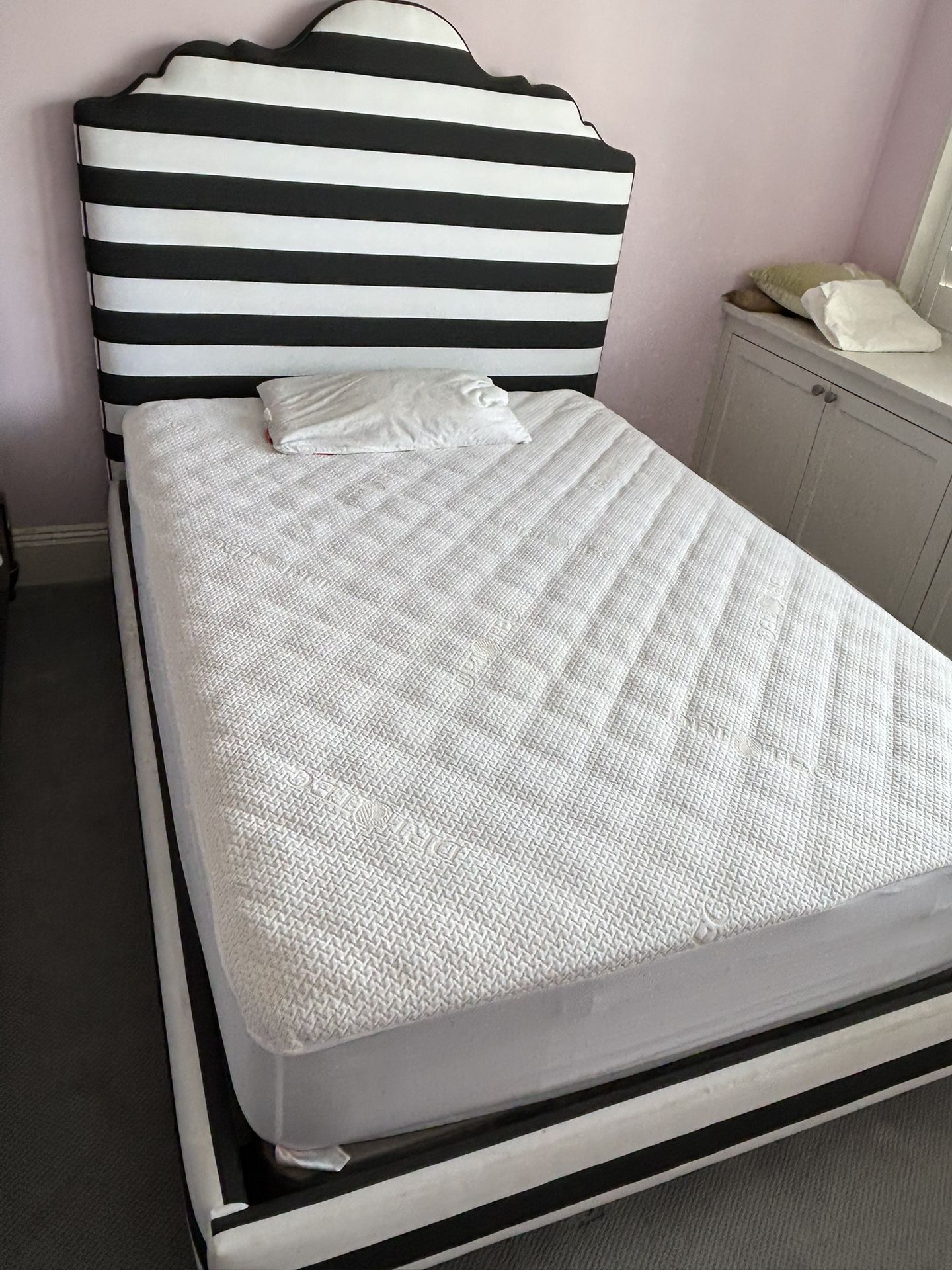 Ethan Allen Full Size Bed With Mattress