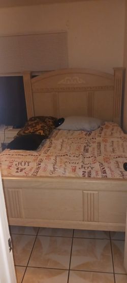 Queen bed With everything